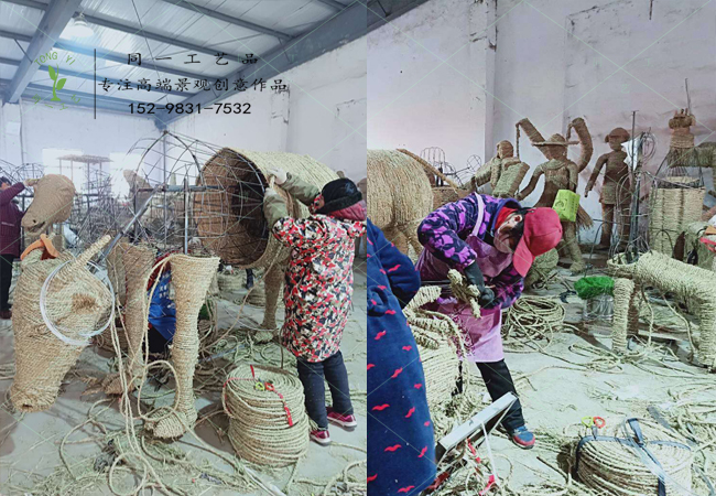 稻草工艺品草雕熊出没车间制作