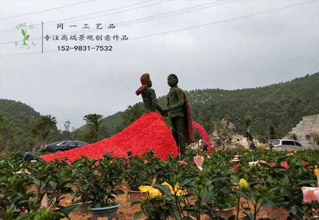 仿真绿雕情侣雕塑