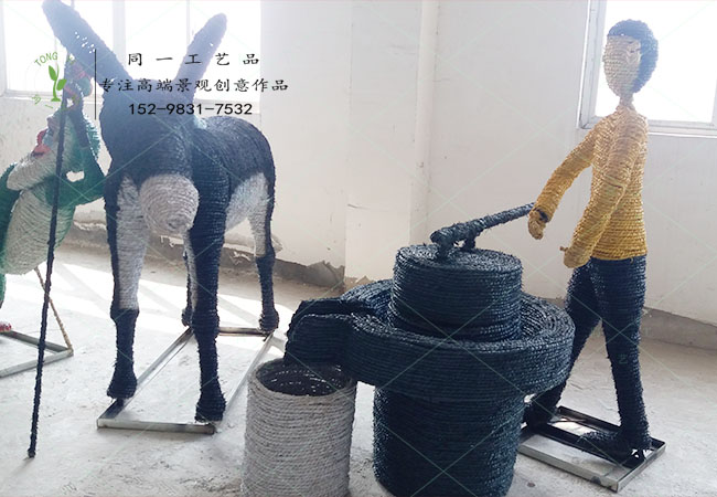 稻草工艺品组合驴拉石磨