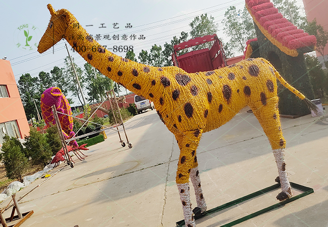 稻草工艺品动物长颈鹿造型