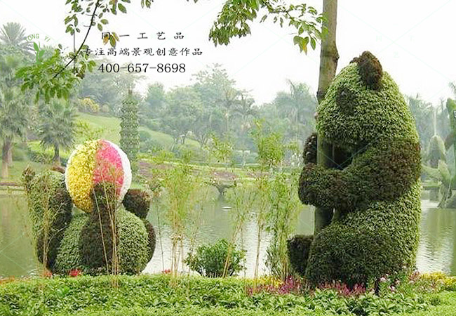 仿真绿雕熊猫玩耍造型